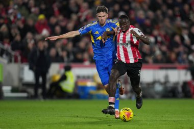 Brentford 'dan Michael Kayode ve Leeds United takımından Anton Stach Premier League maçında Brentford, Leeds United' a karşı Gtech Community Stadyumu, Londra, Birleşik Krallık, 14 Aralık 2025