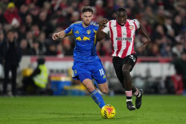 Brentford 'dan Michael Kayode ve Leeds United takımından Anton Stach Premier League maçında Brentford, Leeds United' a karşı Gtech Community Stadyumu, Londra, Birleşik Krallık, 14 Aralık 2025