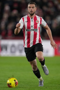 Brentford 'dan Jordan Henderson Premier League maçında Brentford - Leeds United maçı sırasında Londra' daki Gtech Community Stadyumu 'nda top üzerinde.