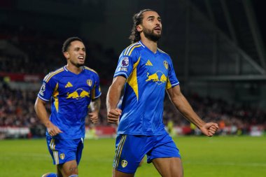 Leeds United takımından Dominic Calvert-Lewin, Premier League maçında Brentford - Leeds United maçında eşitliği kutluyor.