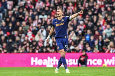 Newcastle United 'dan Dan Burn, 14 Aralık 2025' te İngiltere 'nin Sunderland-Newcastle United stadyumunda oynanan Premier League maçında takımına talimat verdi.