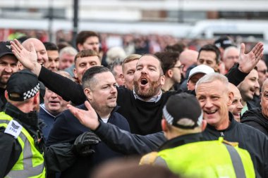 Newcastle taraftarları ve Sunderland taraftarları 14 Aralık 2025 'te İngiltere' nin Sunderland-Newcastle United stadyumunda oynanan Premier League maçı sırasında çatıştılar.