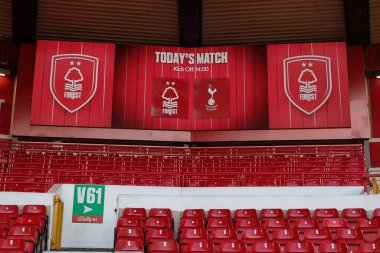 Premier Lig maçında Nottingham Forest, Tottenham Hotspur 'a karşı City Ground, Nottingham, İngiltere' de 14 Aralık 2025 'te oynanan maçta Tottenham Hotspur' a karşı büyük LCD ekranda Forest ve Tottenham Hotspur karşı karşıya.