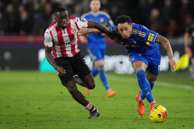 Brentford 'dan Michael Kayode ve Leeds United' dan Noah Okafor Premier Lig karşılaşmasında Brentford - Leeds United, The Gtech Community Stadyumu, Londra, Birleşik Krallık, 14 Aralık 2025