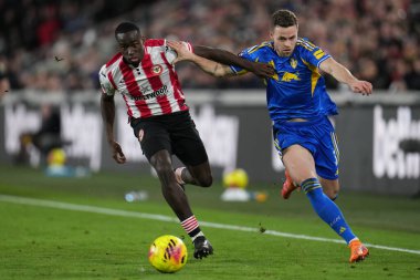 Leeds United 'dan Gabriel Gudmundsson ve Brentford Ligi' nden Michael Kayode Premier Lig karşılaşmasında Brentford - Leeds United Gtech Community Stadyumu, Londra, Birleşik Krallık 'ta 14 Aralık 2025