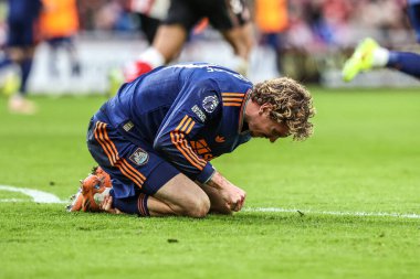 Newcastle United takımından Nick Woltemade, 14 Aralık 2025 'te Sunderland - Newcastle United Stadyumu' nda oynanan Premier League karşılaşmasında Daniel Ballard ile karşılaştıktan sonra sakatlandı.