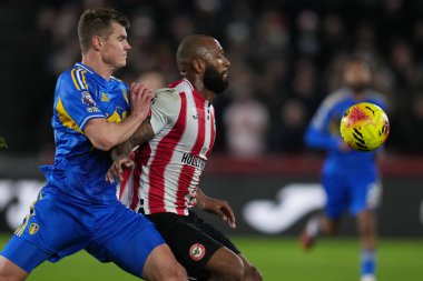 Brentford 'dan Igor Thiago ve Leeds United takımından Jake Bijol Premier League maçında Brentford - Leeds United maçında Gtech Community Stadyumu, Londra, İngiltere' de 14 Aralık 2025 'te karşı karşıya geldiler.