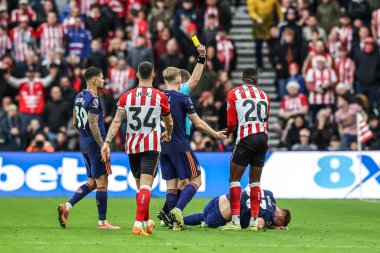 Hakem Peter Bankes, Premier Lig karşılaşmasında Nordi Mukiele 'ye sarı kart verdi Sunderland - Newcastle United Stadyumu, Sunderland, İngiltere, 14 Aralık 2025