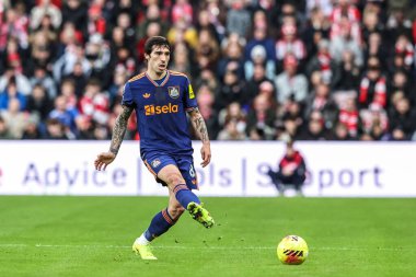 Newcastle United takımından Sandro Tonali, 14 Aralık 2025 'te İngiltere' nin Sunderland-Newcastle United stadyumunda oynanan Premier League maçında pas attı.