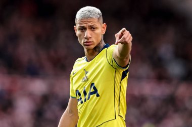 Tottenham Hotspur takımının Richarlison, 14 Aralık 2025 'te İngiltere' nin Nottingham şehrinde oynanan Premier League maçında Nottingham Forest 'a karşı Tottenham Hotspur maçında takım talimatlarını veriyor.
