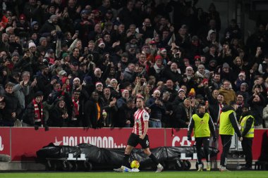 Brentford taraftarları, Brentford 'lu Jordan Henderson' dan Premier League karşılaşmasında 1-0 öne geçerek Brentford - Leeds United maçını Londra 'daki Gtech Community Stadyumu' nda 14 Aralık 2025 'te kutladılar.