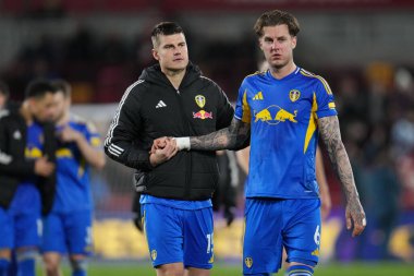 Leeds United 'dan Jake Bijol ve Leeds United' tan Joe Rodon Premier League karşılaşmasında Brentford - Leeds United Gtech Community Stadyumu, Londra, Birleşik Krallık, 14 Aralık 2025