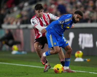 Leeds United takımından Jayden Bogle, Brentford 'lu Aaron Hickey' i Premier League maçında Brentford - Leeds United maçında Londra 'daki Gtech Community Stadyumu' nda durdurdu.