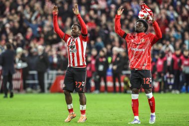 Sunderland 'dan Noah Sadiki ve Sunderland' dan Eliezer Mayenda, 14 Aralık 2025 'te İngiltere' nin Sunderland-Newcastle United stadyumunda oynanan Premier League karşılaşmasında kazandıkları galibiyeti kutluyorlar.