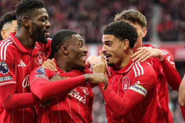 Nottingham Ormanı 'ndan Callum Hudson-Odoi, Premier League maçında Nottingham Forest Tottenham Hotspur' a karşı 14 Aralık 2025 'te Nottingham, İngiltere' de oynanan maçta takım arkadaşlarıyla 2-0 kazanma hedefini kutluyor.