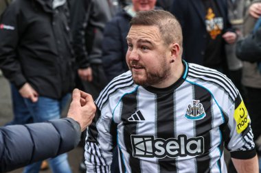 Bir Newcastle taraftarı Sunderland taraftarlarıyla karşı karşıya gelir ve Premier League maçı sırasında Sunderland - Newcastle United Stadyumu, Sunderland, İngiltere, 14 Aralık 2025 'te oynanan karşılaşmada polis tarafından itilir.