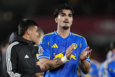 Leeds United takımından Pascal Struijk, 14 Aralık 2025 'te İngiltere' deki Gtech Community Stadyumu 'nda oynanan Premier League karşılaşmasında Brentford' a karşı Leeds United 'ı alkışlıyor.