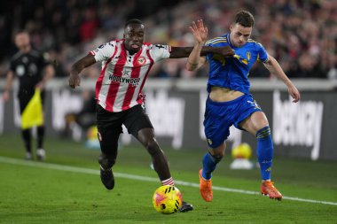 Brentford 'dan Michael Kayode ve Leeds United takımından Gabriel Gudmundsson Premier Lig karşılaşmasında Brentford Leeds United' a karşı Gtech Community Stadyumu, Londra, Birleşik Krallık 'ta 14 Aralık 2025