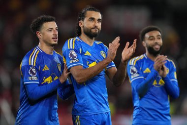 Leeds United 'dan Leeds United' tan Leeds League 'den Dominic Calvert-Lewin, Premier League maçında Brentford-Leeds United' a karşı Gtech Community Stadyumu, Londra, İngiltere 'de oynanan maçta aldığı deplasman maçını kutlamak için Ethan Ampadu tarafından itiliyor.