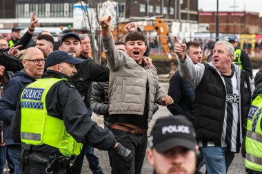 Newcastle taraftarları ve Sunderland taraftarları 14 Aralık 2025 'te İngiltere' nin Sunderland-Newcastle United stadyumunda oynanan Premier League maçı sırasında çatıştılar.