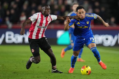 Brentford 'dan Michael Kayode ve Leeds United' dan Noah Okafor Premier Lig karşılaşmasında Brentford - Leeds United, The Gtech Community Stadyumu, Londra, Birleşik Krallık, 14 Aralık 2025
