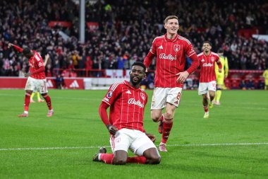 Nottingham Ormanı 'ndan İbrahim Sangare Premier Lig maçında Nottingham Forest Tottenham Hotspur' a karşı 14 Aralık 2025 'te İngiltere' nin Nottingham şehrinde oynanan maçta takım arkadaşlarıyla 3-0 kazanma hedefini kutluyor.