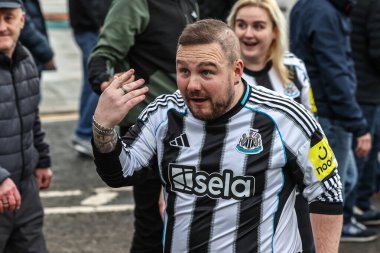 Bir Newcastle taraftarı Sunderland taraftarlarıyla karşı karşıya gelir ve Premier League maçı sırasında Sunderland - Newcastle United Stadyumu, Sunderland, İngiltere, 14 Aralık 2025 'te oynanan karşılaşmada polis tarafından itilir.