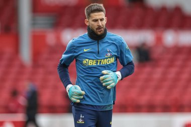 Tottenham Hotspur kalecisi Guglielmo Vicario Premier League maçında Nottingham Forest Tottenham Hotspur 'a karşı 14 Aralık 2025' te İngiltere 'nin Nottingham şehrinde oynanan maçta ısınma turunda
