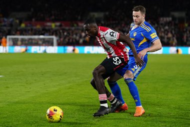 Brentford 'dan Michael Kayode, Premier League karşılaşmasında Leeds United' tan Gabriel Gudmundsson 'u Londra' daki Gtech Community Stadyumu 'nda Brentford-Leeds United maçında durdurdu.
