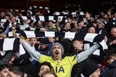 Tottenham taraftarları Premier Lig maçı sırasında Nottingham Forest Tottenham Hotspur 'a karşı City Ground, Nottingham, İngiltere' de 14 Aralık 2025 'te şarkı söylediler.