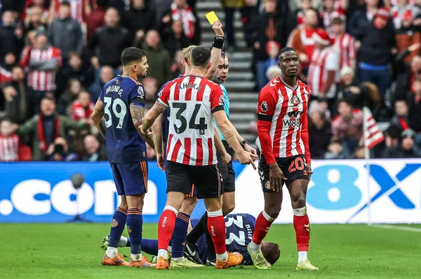 Hakem Peter Bankes, Premier Lig karşılaşmasında Nordi Mukiele 'ye sarı kart verdi Sunderland - Newcastle United Stadyumu, Sunderland, İngiltere, 14 Aralık 2025