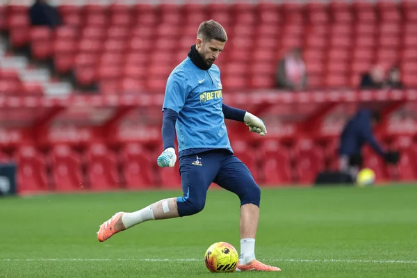 Tottenham Hotspur kalecisi Guglielmo Vicario Premier League maçında Nottingham Forest Tottenham Hotspur 'a karşı 14 Aralık 2025' te İngiltere 'nin Nottingham şehrinde oynanan maçta ısınma turunda