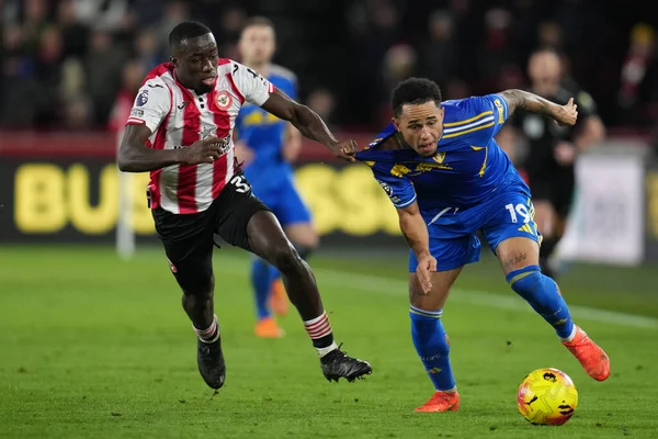 Brentford 'dan Michael Kayode, Premier League karşılaşmasında Leeds United' tan Noah Okafor 'u Londra' daki Gtech Community Stadyumu 'nda 14 Aralık 2025' te Brentford-Leeds United maçında durdurmaya çalışıyor.