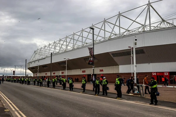 Polis, 14 Aralık 2025 'te İngiltere' nin Sunderland-Newcastle United stadyumunda oynanan Premier League karşılaşmasında taraftarların gelişine hazırlanıyor.