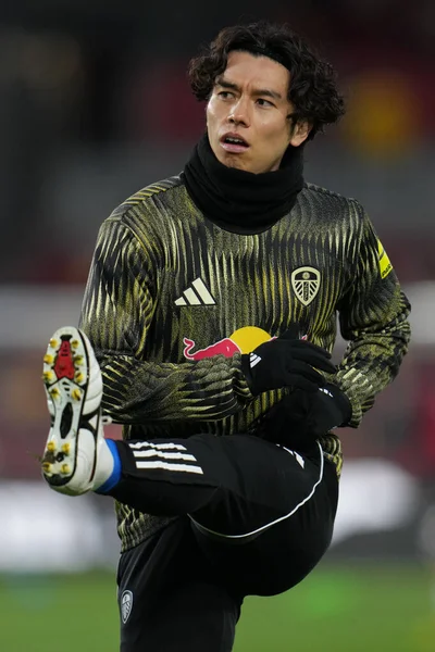 Leeds United takımından Ao Tanaka Premier Lig karşılaşması öncesinde Gtech Community Stadyumu 'nda Brentford-Leeds United maçında ısınıyor.
