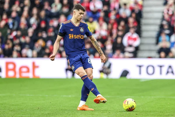 Newcastle United takımından Lewis Miley, 14 Aralık 2025 'te İngiltere' nin Sunderland-Newcastle United stadyumunda oynanan Premier League maçında pas attı.