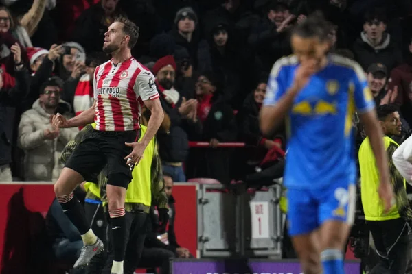 Brentford 'dan Jordan Henderson, Premier Lig maçı Brentford-Leeds United maçında 14 Aralık 2025' te Londra 'daki Gtech Community Stadyumu' nda 1-0 'lık galibiyet golünü kutluyor.