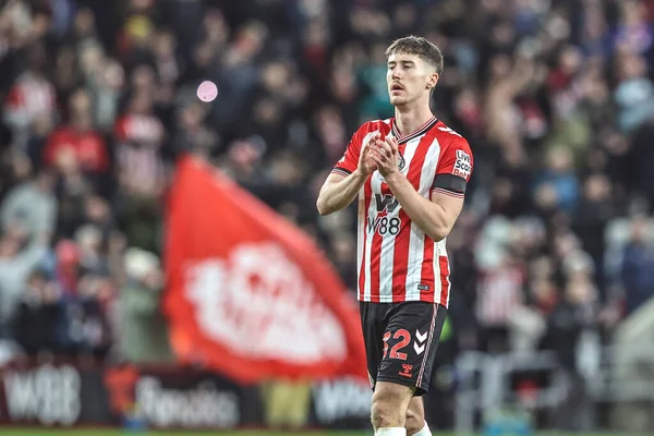 Sunderland 'dan Trai Hume, Premier League maçından sonra İngiltere' nin Sunderland kentinde oynanan Sunderland-Newcastle United maçında taraftarları alkışlıyor.