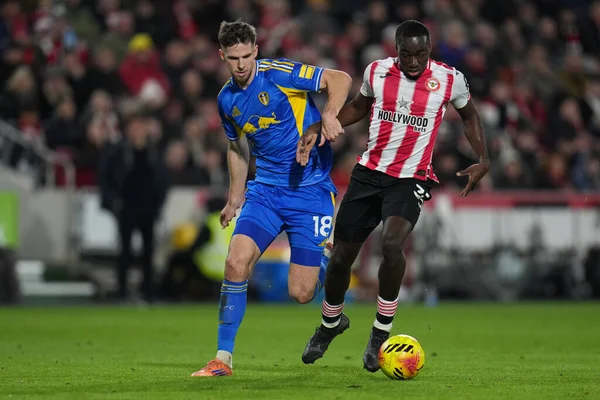Brentford 'dan Michael Kayode ve Leeds United takımından Anton Stach Premier League maçında Brentford Leeds United' a karşı Gtech Community Stadyumu 'nda 14 Aralık 2025' te karşı karşıya geldiler.