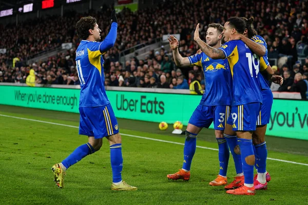 Leeds United oyuncuları Premier League maçında Brentford - Leeds United maçında eşitliği kutladı. Gtech Community Stadyumu, Londra, Birleşik Krallık