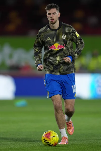 Leeds United takımından Anton Stach, Premier League karşılaşması öncesinde Brentford, Leeds United 'a karşı Gtech Community Stadyumu, Londra, Birleşik Krallık, 14 Aralık 2025