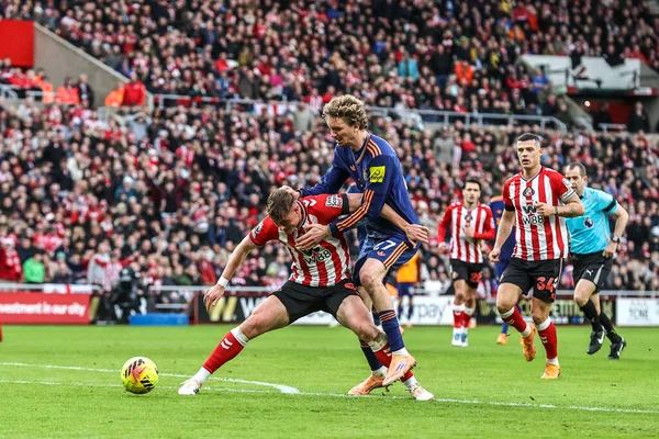 Sunderland 'dan Daniel Ballard, İngiltere' nin Sunderland şehrinde 14 Aralık 2025 'te oynanan Premier League karşılaşmasında Newcastle United takımından Nick Woltemade' i durdurdu.