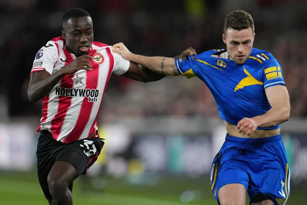 Leeds United 'dan Gabriel Gudmundsson ve Brentford Ligi' nden Michael Kayode Premier Lig karşılaşmasında Brentford - Leeds United Gtech Community Stadyumu, Londra, Birleşik Krallık 'ta 14 Aralık 2025