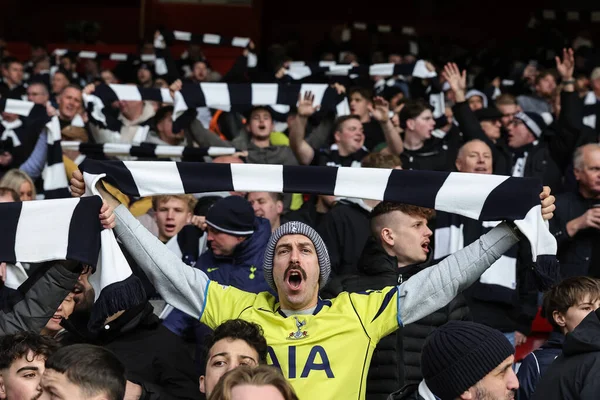 Tottenham taraftarları Premier Lig maçı sırasında Nottingham Forest Tottenham Hotspur 'a karşı City Ground, Nottingham, İngiltere' de 14 Aralık 2025 'te şarkı söylediler.