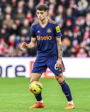 Newcastle United takımından Lewis Miley 14 Aralık 2025 'te İngiltere' nin Sunderland-Newcastle United stadyumunda oynanan Premier League maçı sırasında