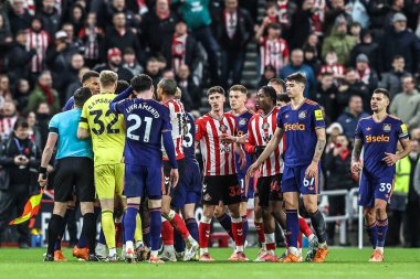 İkinci yarının sonlarında İngiltere 'nin Sunderland-Newcastle United Stadyumu' nda oynanan Premier League maçında oyuncular arasında çıkan tartışma 14 Aralık 2025