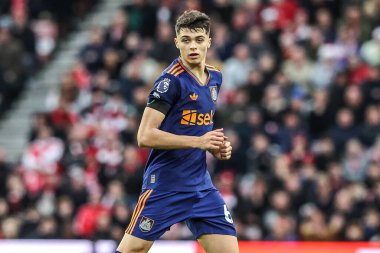 Newcastle United takımından Lewis Miley 14 Aralık 2025 'te İngiltere' nin Sunderland-Newcastle United stadyumunda oynanan Premier League maçı sırasında