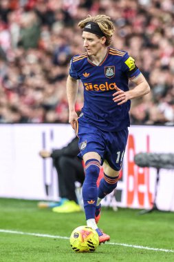 Newcastle United takımından Anthony Gordon, 14 Aralık 2025 'te İngiltere' nin Sunderland-Newcastle United stadyumunda oynanan Premier League maçında topu aldı.