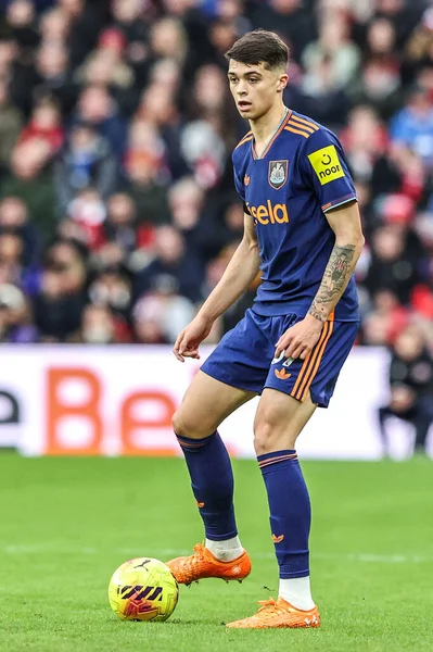 Newcastle United takımından Lewis Miley 14 Aralık 2025 'te İngiltere' nin Sunderland-Newcastle United stadyumunda oynanan Premier League maçı sırasında