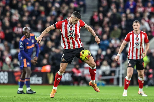 Sunderland 'lı GranitXhaka, 14 Aralık 2025' te İngiltere 'nin Sunderland şehrinde oynanan Premier League karşılaşmasında topu kontrol ediyor.